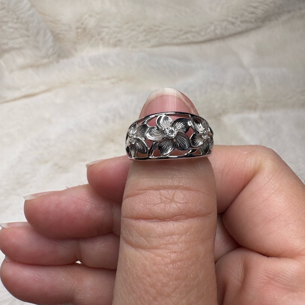 14k White Gold Hawaiian Heirloom Ring - Picture 2 of 8